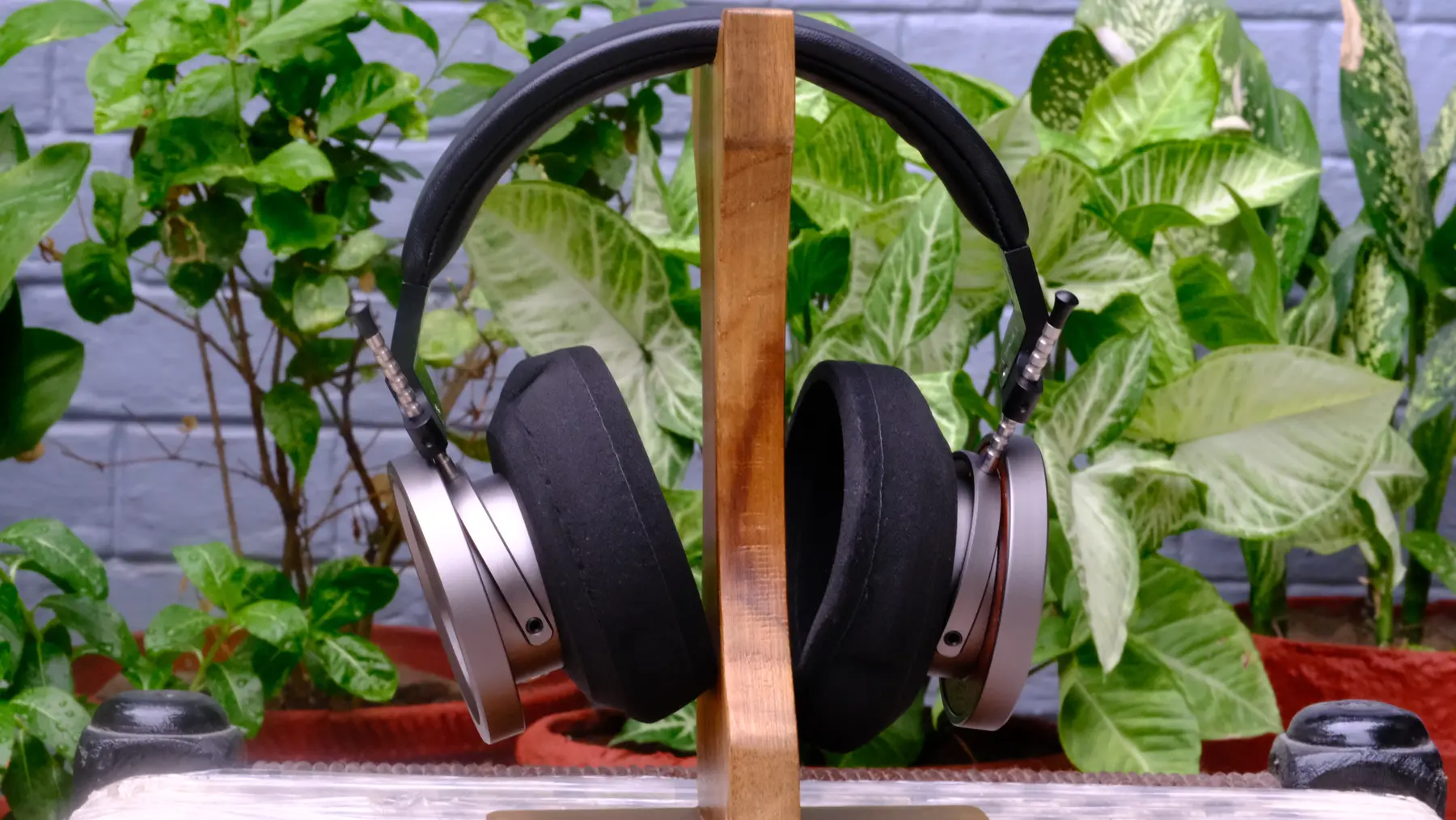Detail view of Sweet Audio HP-100SE